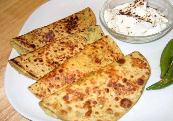 Aloo Paratha With Curd