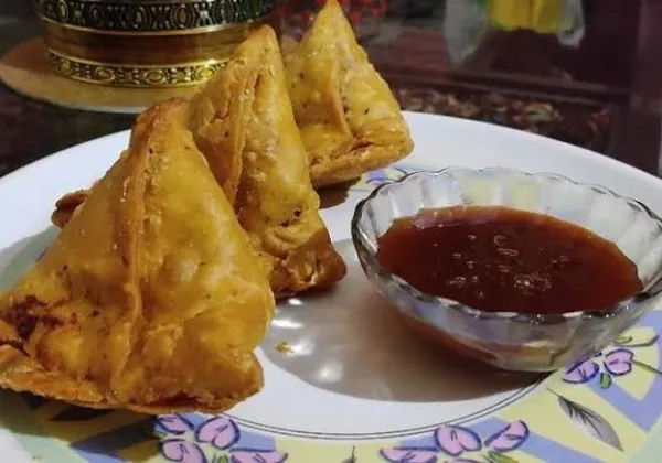 Samosa With Chutney